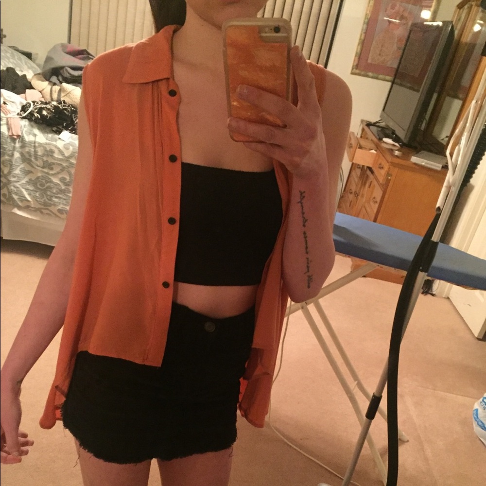Sleeveless button up collared blouse